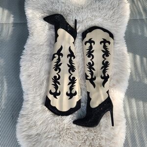 NEW IN BOX! Elegant Black and Cream Women's Boots